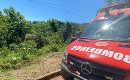 VÍDEO: Condutora perde controle de veículo e desce ribanceira