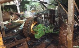Incêndio em trator atinge galpão no interior de Palmitos 