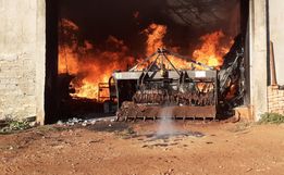 Vídeo: Incêndio em galpão leva oito horas para ser apagado 
