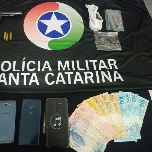 HÓRUS: Polícia flagra ponto de venda de drogas e apreende arma no local