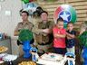 Pequeno admirador da PM recebe policiais em sua festa de aniversário