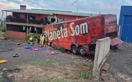 Acidente envolvendo ônibus de banda catarinense causa morte no Paraná