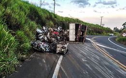 Tombamento de carreta deixa motorista ferido em Romelândia