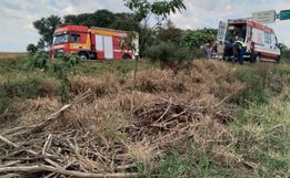 Saída de pista de caminhão deixa condutor ferido na BR-158