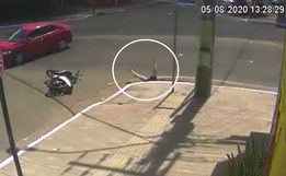 VÍDEO: Motociclista cai em bueiro após ser atingida por carro