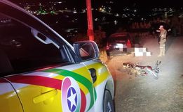 Jovem sem CNH foge da polícia e cai com moto em pátio de residência em Descanso