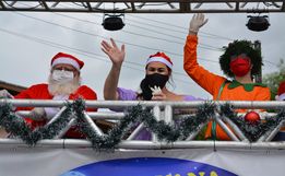 Noel do Sudoeste percorre bairros de Campo Erê entregando doces para crianças 