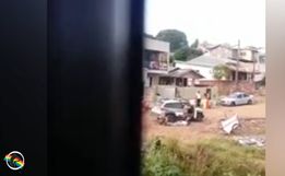 VÍDEO: Cerca de 40 pessoas reagem a abordagem e agridem PMs em Chapecó
