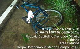 Acidente com ciclista e caminhão é registrado na SC-160
