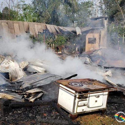 Residência é destruída por incêndio no interior de Riqueza