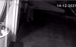 Imagens de câmera de segurança flagram arrombamento a Pizzaria em SMOeste 