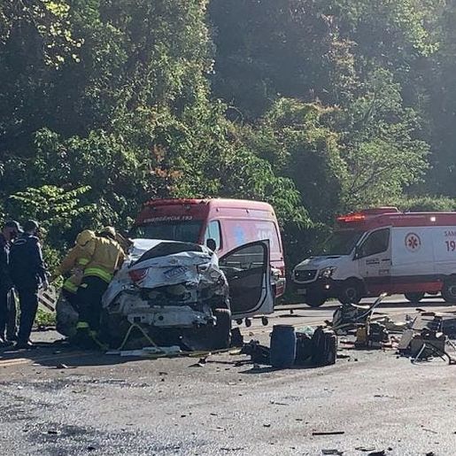 Acidente entre caminhão e carro deixa três vítimas presas às ferragens em Chapecó
