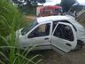 Carro capota e deixa dois ocupantes com ferimentos 