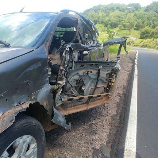 Colisão envolvendo dois carros e um caminhão deixa homem ferido na BR-282