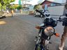 Caminhão derruba fios, motociclista se enrosca e sofre queda em SMO