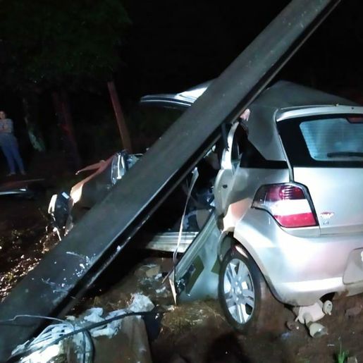 Jovens escapam com lesões leves em acidente de carro contra poste
