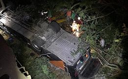 Ônibus com time de futebol cai de ponte e deixa mortos e feridos na BR-116