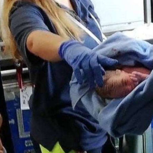 Mulher dá à luz em voo e bebê ganha passagens de graça pelo resto da vida 