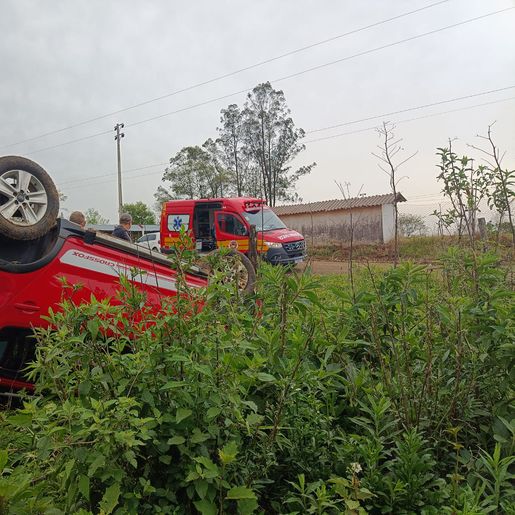Capotamento deixa duas pessoas feridas no interior de Barra Bonita