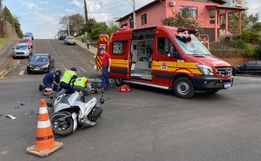 Motociclista se envolve em acidente com máquina de sinalização viária no centro de SMOeste