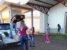 Grupo de voluntários realiza entrega de cestas de páscoa