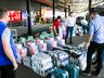 Imperial Supermercados distribui peças de roupas e uma tonelada de alimentos
