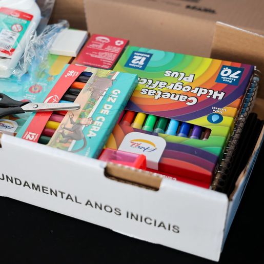 Todos os alunos da rede estadual de SC vão receber kit escolar personalizado a partir de 2026