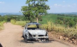Veículo é totalmente destruído por incêndio no interior de Mondaí
