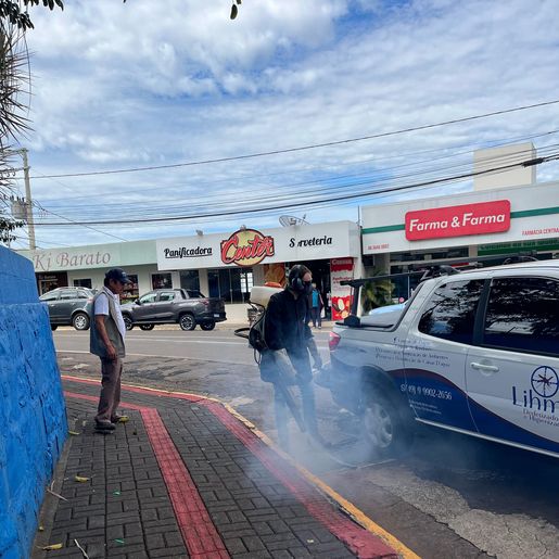 Guaraciaba faz dedetização em bocas de lobo para combater mosquito da dengue