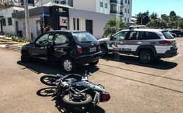 Colisão entre carro e moto deixa jovem ferida no centro de SMO
