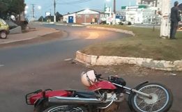 Motociclista morre e caroneira fica gravemente ferida em colisão contra poste