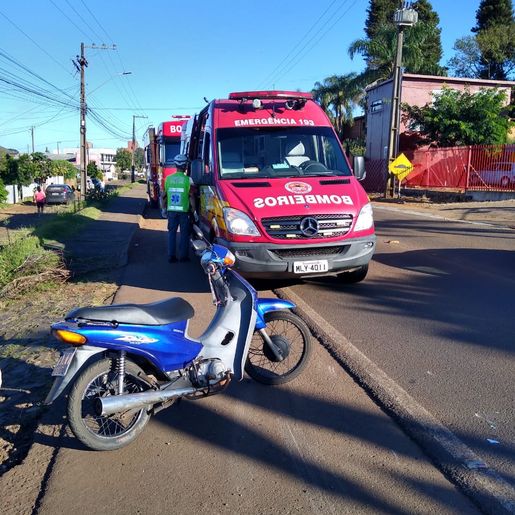 Motociclista fica ferida em colisão com caminhonete
