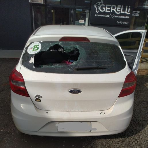 Homem quebra vidro de carro com soco em SJCedro