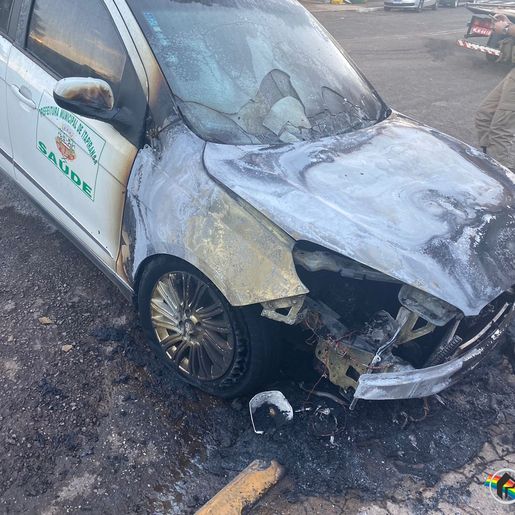 Carro da Secretaria de Saúde de Itapiranga pega fogo
