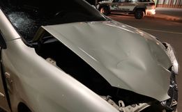 Colisão entre carro e moto deixa mulher gravemente ferida