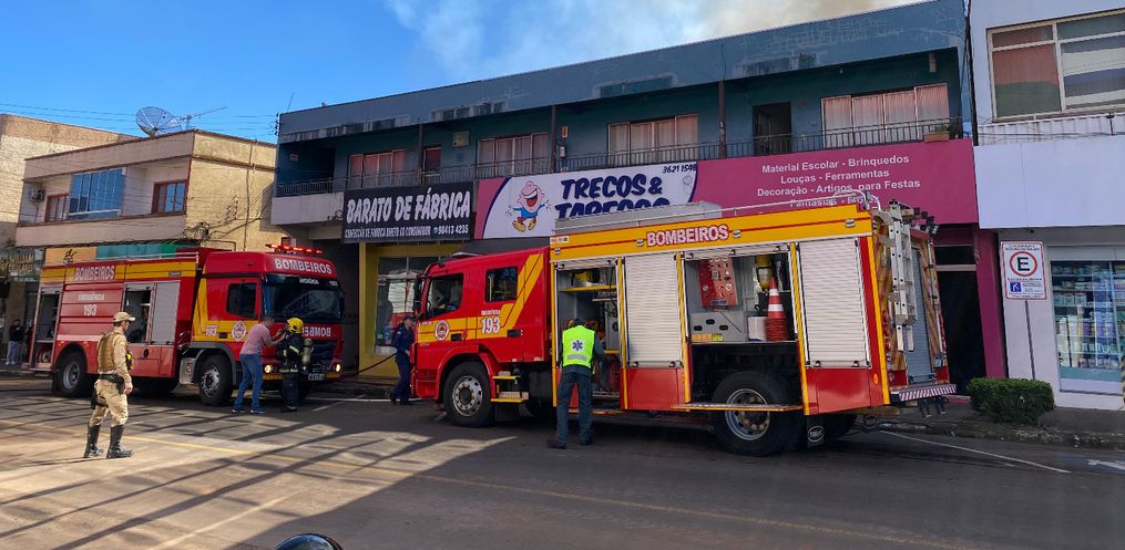 Incêndio de grandes proporções é controlado no centro de SMOeste