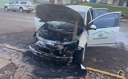 Carro da Secretaria de Saúde de Itapiranga pega fogo
