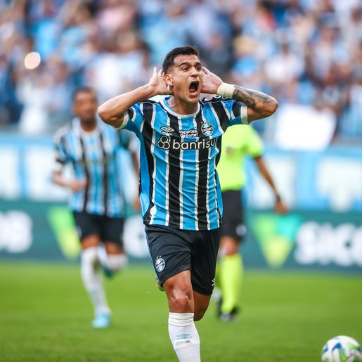 Grêmio goleia o Coritiba e assume a vice-liderança do Brasileirão