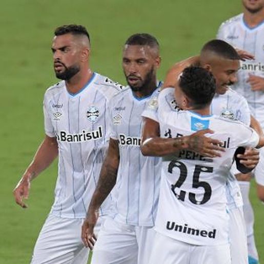 Grêmio goleia garotos do rebaixado Botafogo e cola no G4