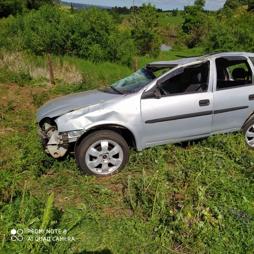 Homem sofre ferimentos graves em capotamento de veículo