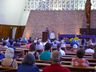 Com igreja cheia, fiéis acompanham celebração de Finados do lado de fora