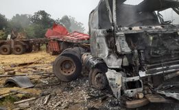Carreta sai da pista, tomba e pega fogo em Romelândia