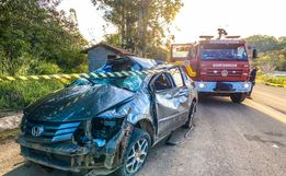 Homem sofre ferimentos graves após capotar veículo na BR-282 em SMOeste