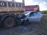 Mulher sofre ferimentos em colisão de carro contra caminhão