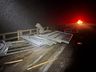 Carreta tomba sobre ponte do Rio das Antas na BR-282 entre São Miguel do Oeste e Maravilha