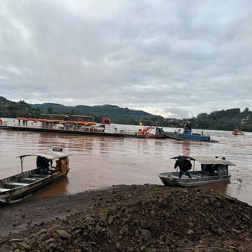 Retomada travessia da balsa no Rio Uruguai em Itapiranga