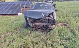 Carro 'voa' após sair da pista e quase atinge pedestre em rodovia de SC