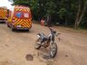 Colisão entre caçamba e motocicleta deixa jovem ferido