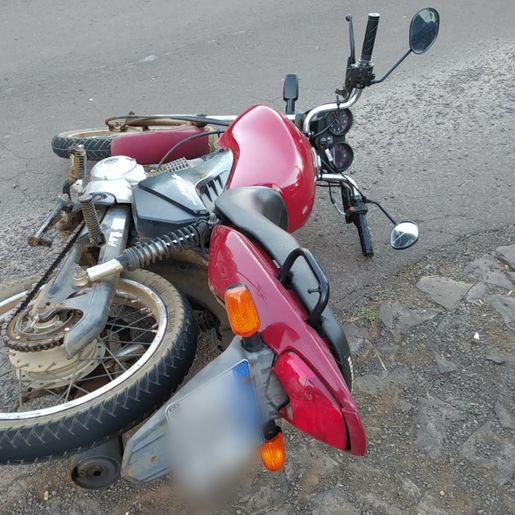 Colisão entre carro e moto deixa motociclista ferido