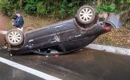 Gestante é ejetada de carro durante capotamento 